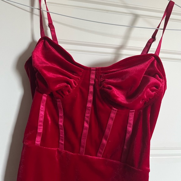 Red velvet dress - Picture 4 of 7